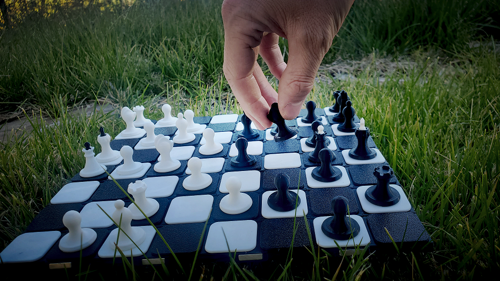 Roll-up chess set, black board
